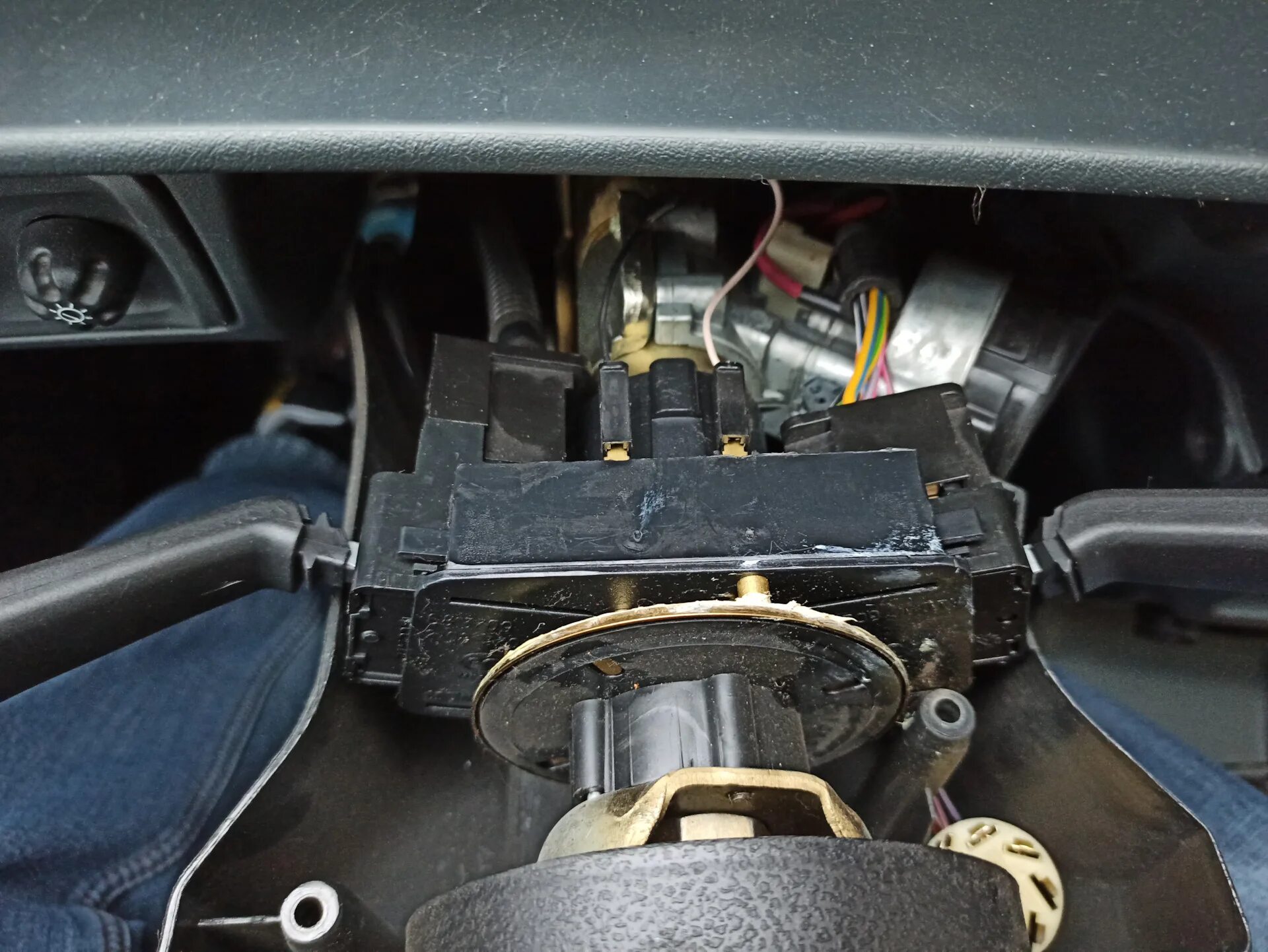 Под кожухом. Салазки сидений рено 6001547763. Кожух мкпп для ford focus 2. Под кожухом. Под кожухом.