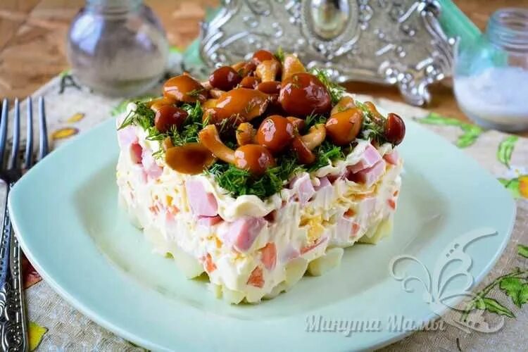 Салат лесная поляна с копченой курицей. Салат грибная поляна. Грибная поляна с ветчиной. Полянка с ветчиной. Полянка с ветчиной.