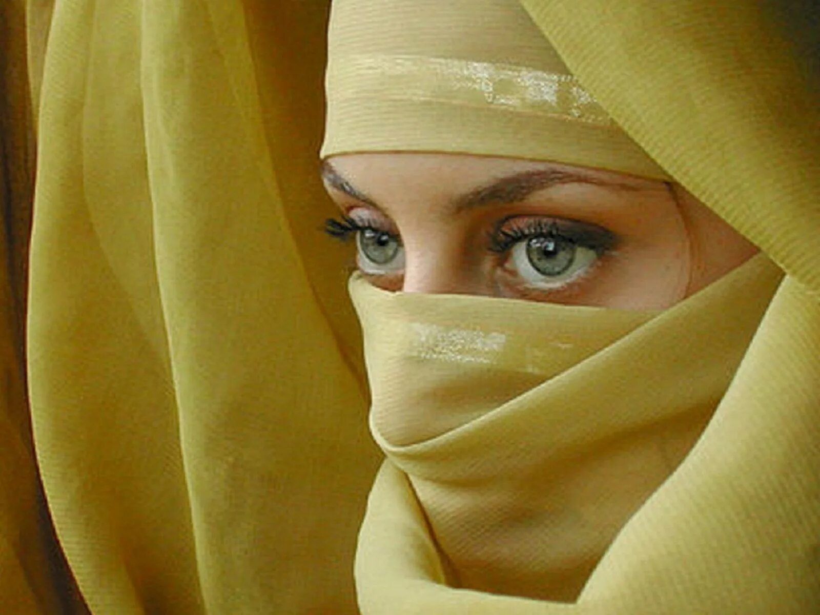 Под паранджой. Мусульманские женщины. Паранджа. Арабский хиджаб. Самые красивые девушки мусульманки фото.