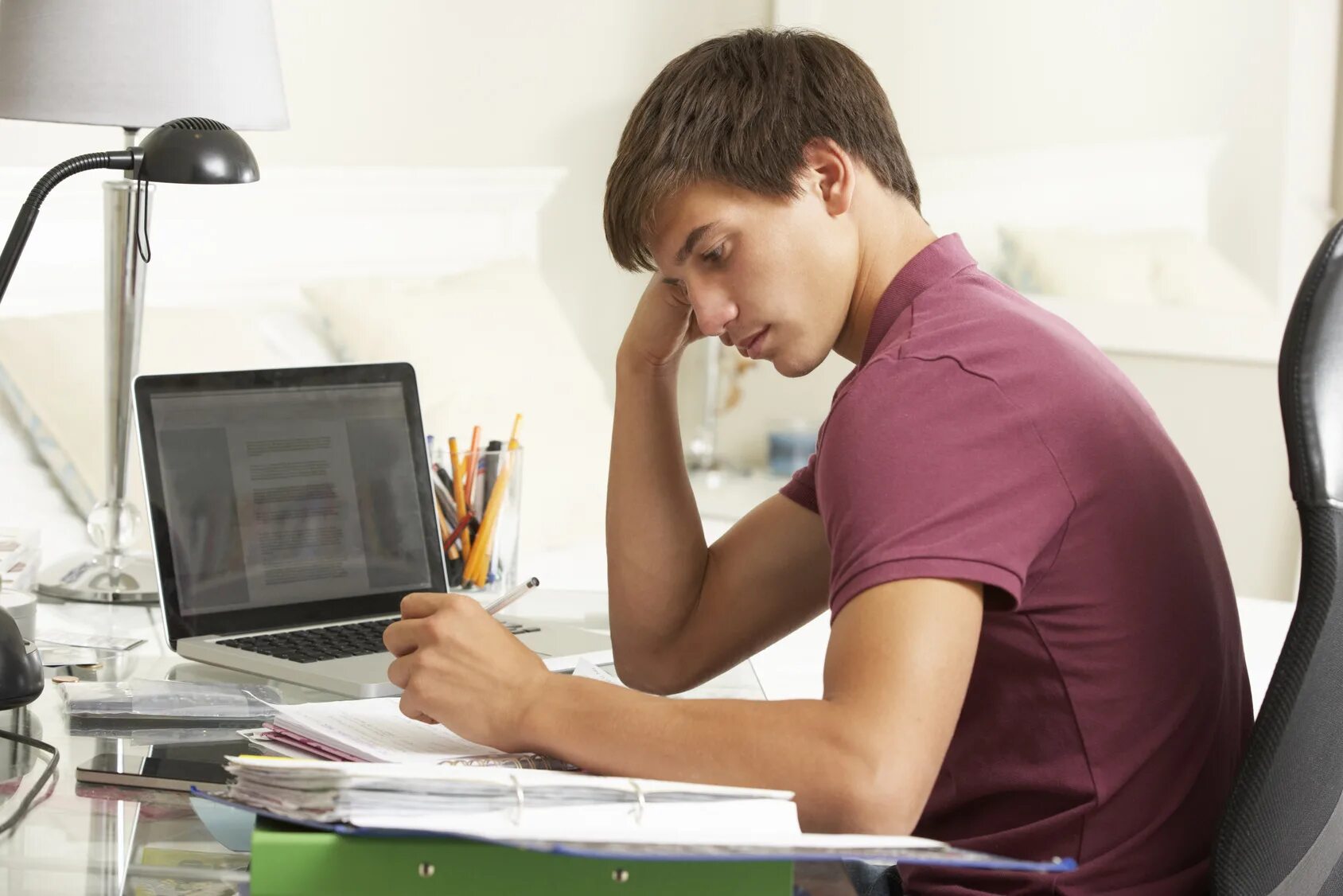 Обучение и стресс. Человек за компьютером. Компьютер и человек. Студент с компьютером. Подросток за компьютером.
