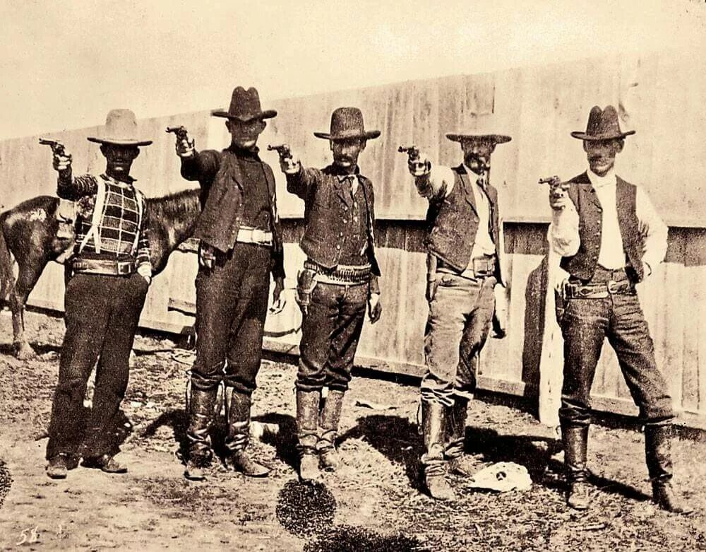 Техас дикий Запад в 1899. Дикий Запад 19 век Ковбои. Техас одежда 19 века Ковбои. Ковбой США 19 века.