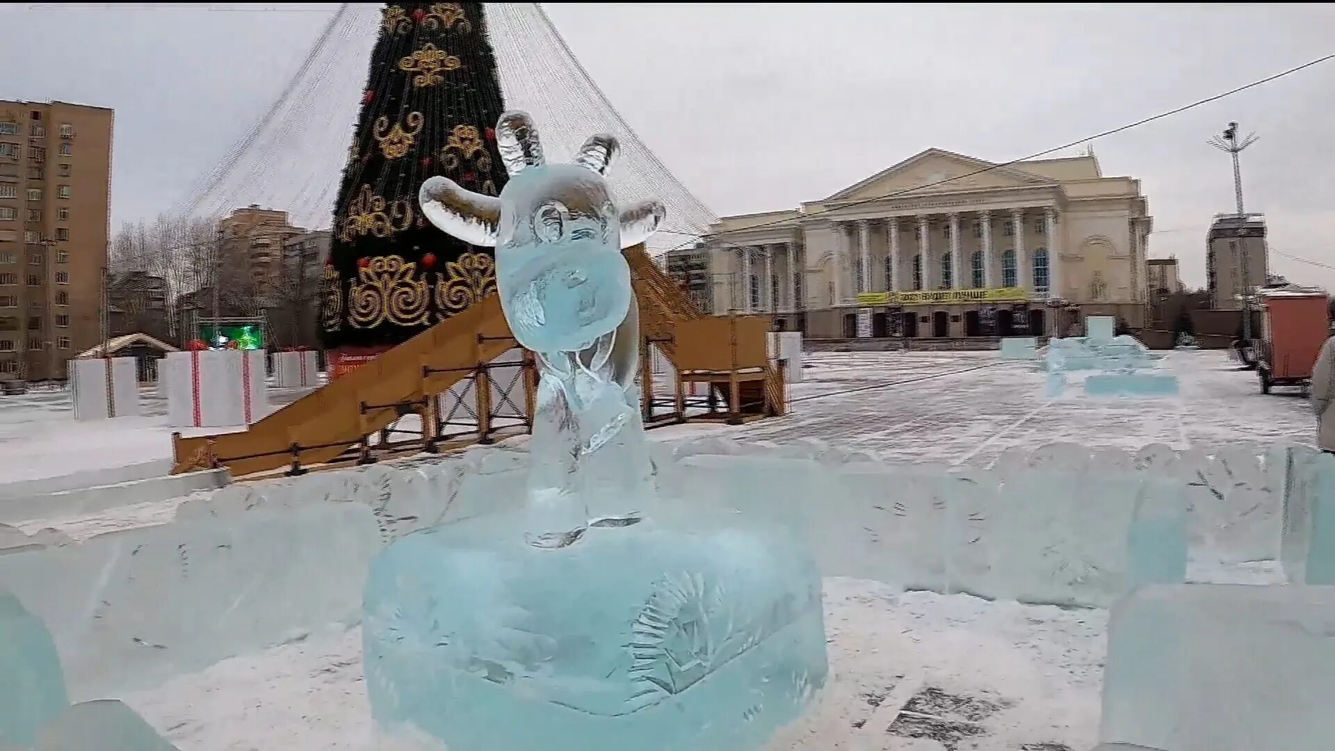Ледяные тюмень. Тюмень площадь цветной бульвар ледяной городок. ледовый городок екатеринбург 2025. драмтеатр ледяной городок тюмень. чита площадь ленина ледяные фигуры.