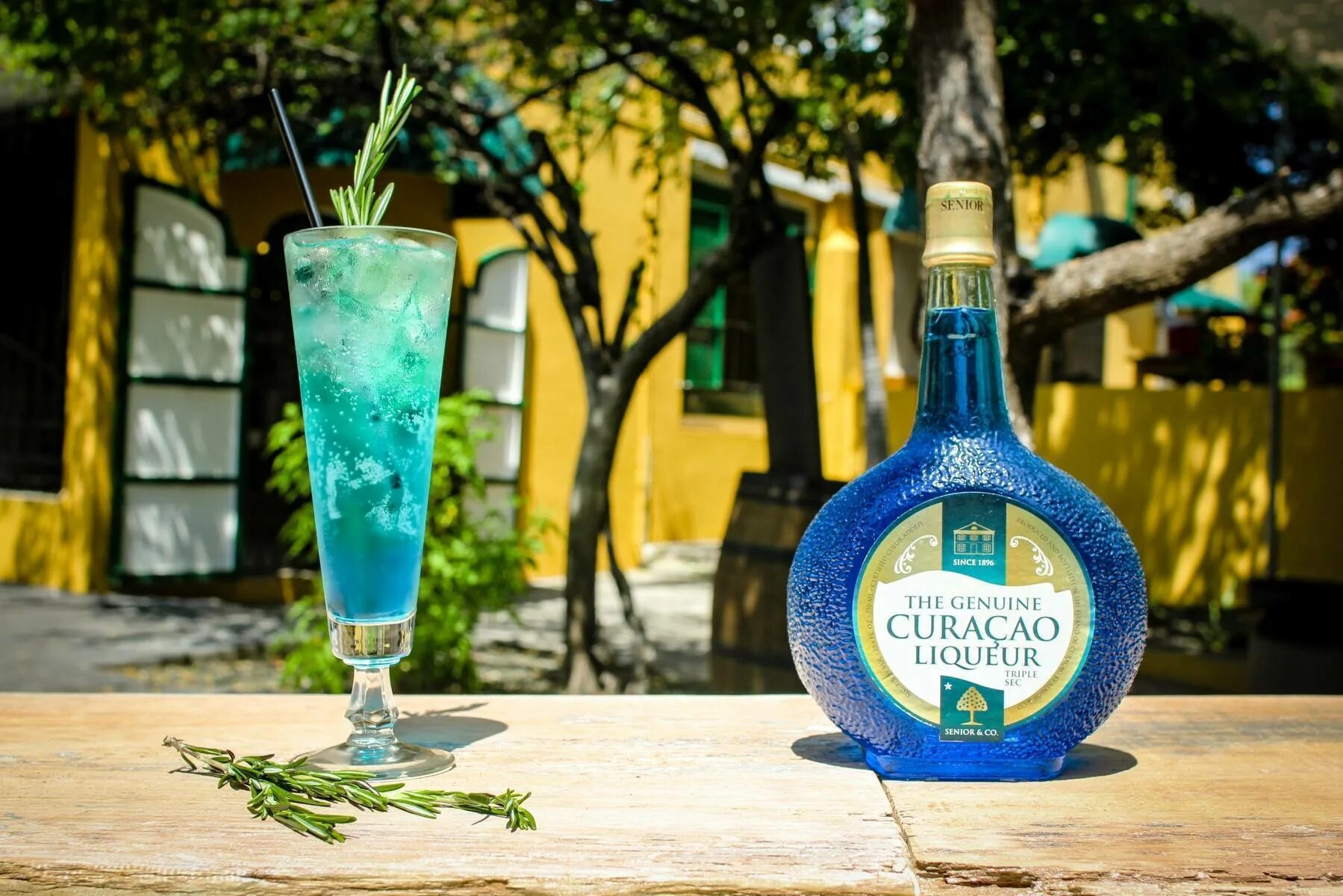 Кюрасао ликер коктейли. Blue Curacao ликер. Кюрасао Блю ликер голубая Лагуна. Синий ликер Блю Кюрасао. Голубой ликер Блю Кюрасао алкогольный.