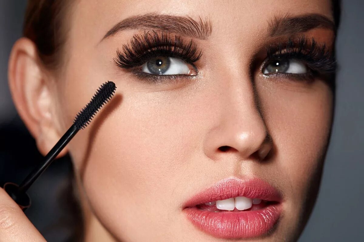красить ресницы тушью. ли нарощенные ресницы красить тушью. шикарные ресницы. глаза накрашенные тушью. накрашенные нарощенные ресницы.