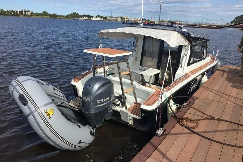 Катер хабаровск. Теплоход заимка хабаровск капитан борзов. Яхта барон корф хабаровск. Набережная адмирала невельского. Катер мчс.