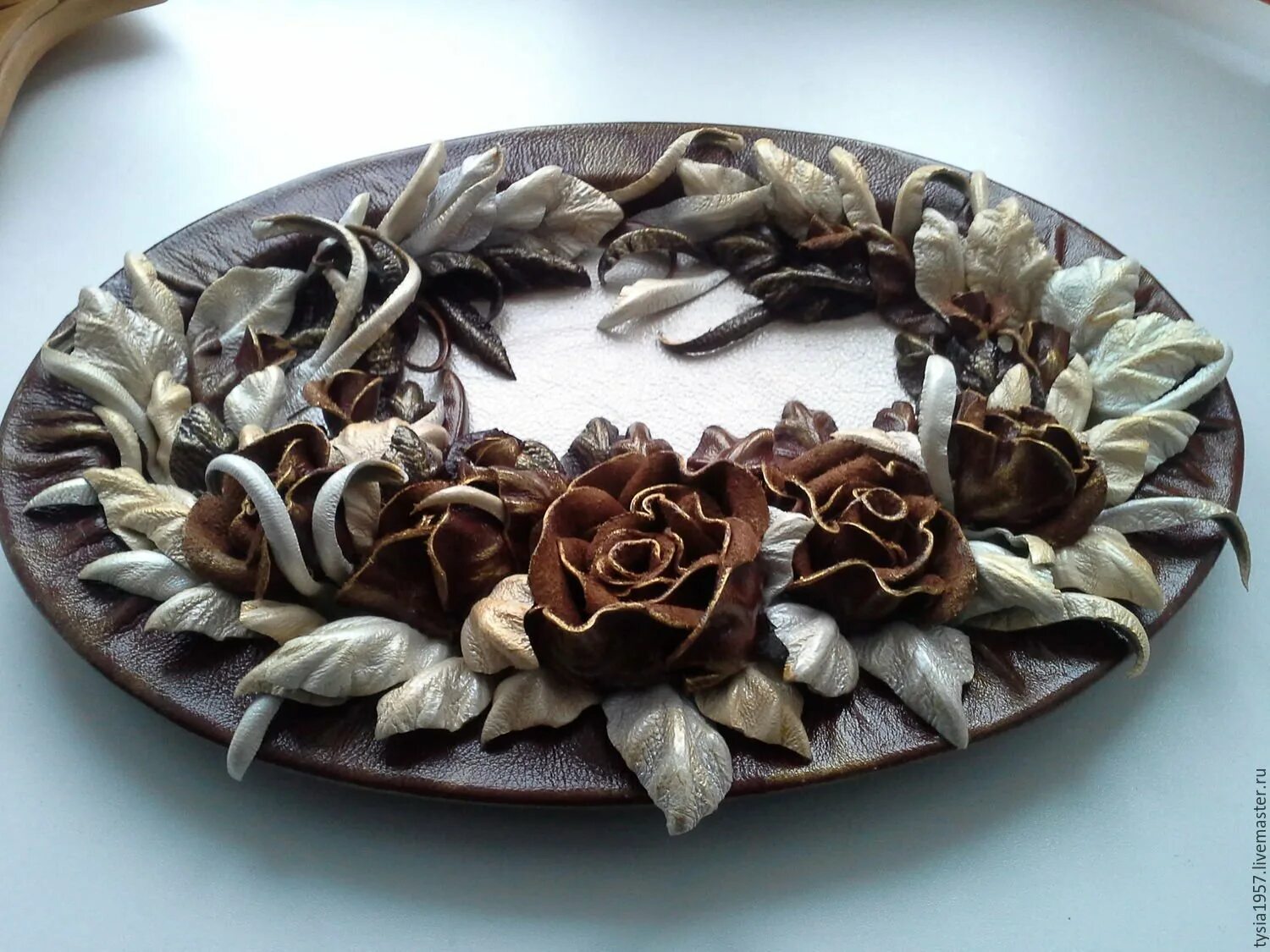 Что можно сделать из кожи своими руками. Рукоделие из кожи. украшения из кожи. креативные изделия из кожи. панно из кусочков кожи.