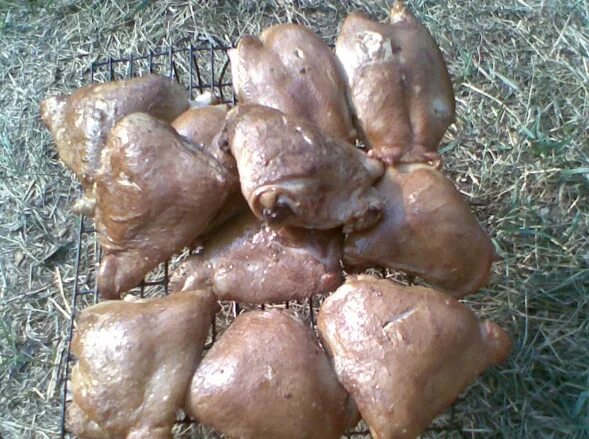 Закоптить окорочка горячего. Окорочка горячего копчения. копченые окорочка рецепт горячего копчения. окорочка копчёные выселковские. окорочка горячего копчения в коптильне рецепт.
