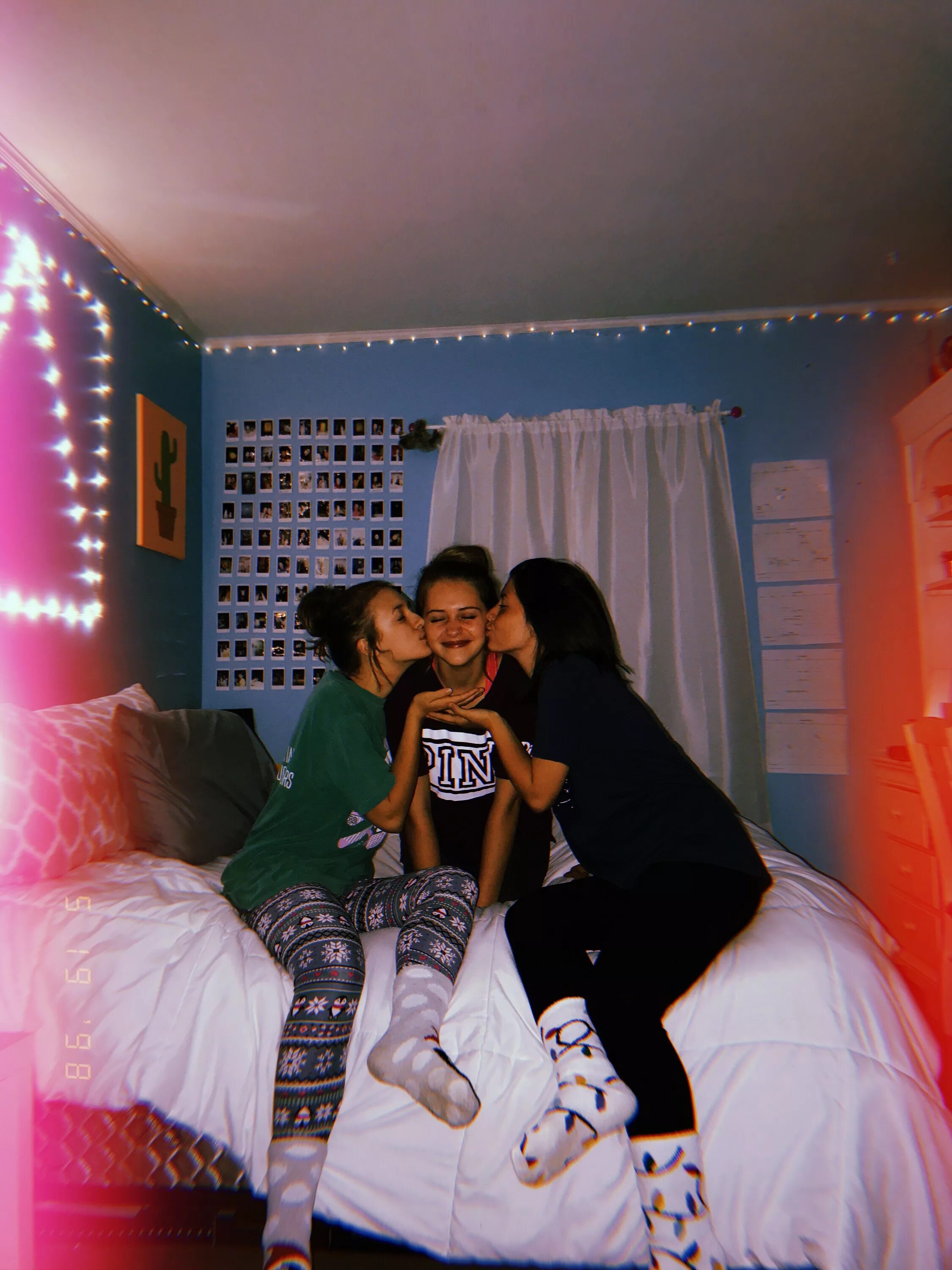 Лучшие подруги 2020. Что можно поделать ночью с подругой. Пижамная вечеринка дома для девочек. Две подруги на ночевке. Ночёвка с подругой.