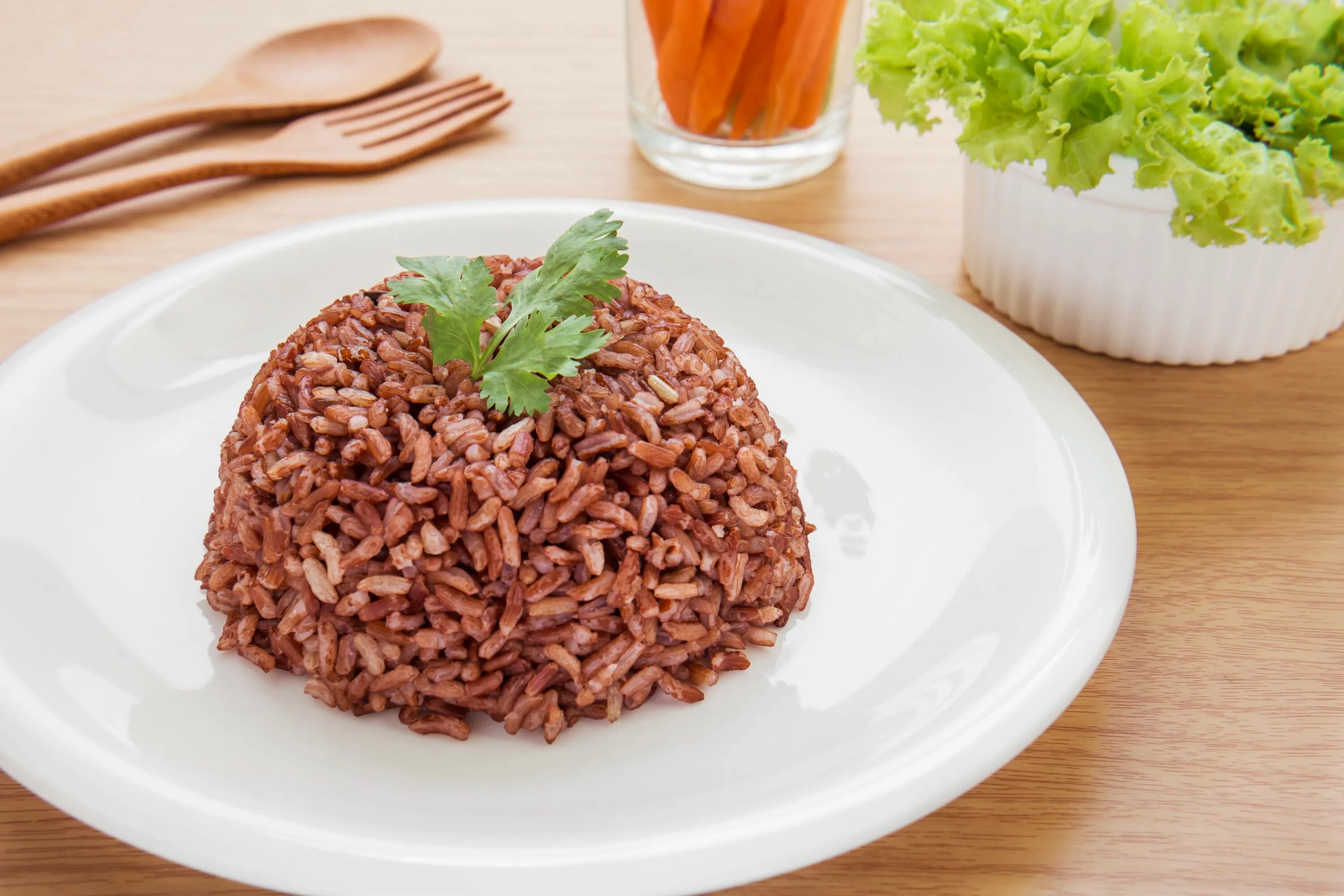 Red rice. Бурый неочищенный дикий рис. Бурый рис и красный рис. Коричневый и бурый рис. Коричневый рис блюда.