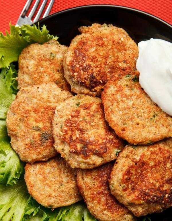Рецепт вкусных жареных котлет. Куриные котлеты. котлеты куриные домашние. котлета куриная жареная. вкусные куриные котлетки.