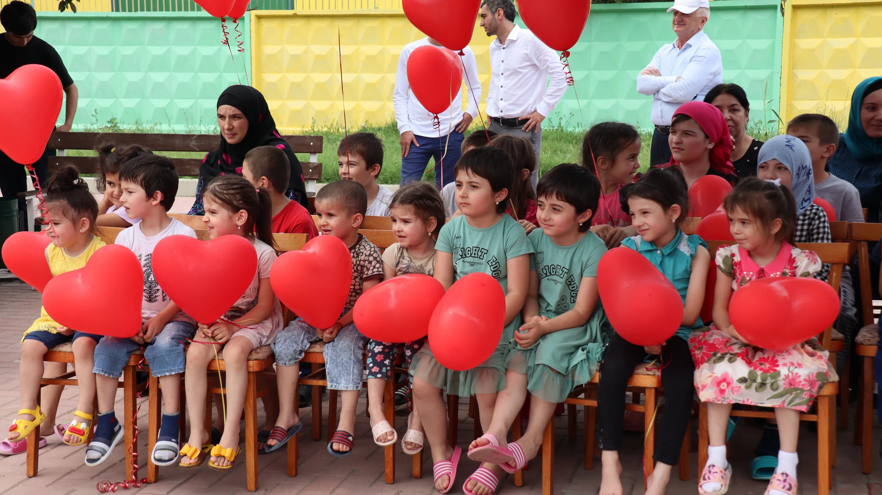 Дети дагестана. Детские фото ко дню российского флага. Реабилитационный центр в хасавюрте. Посос детский хасавюрте. Лагерь алило кахиб.