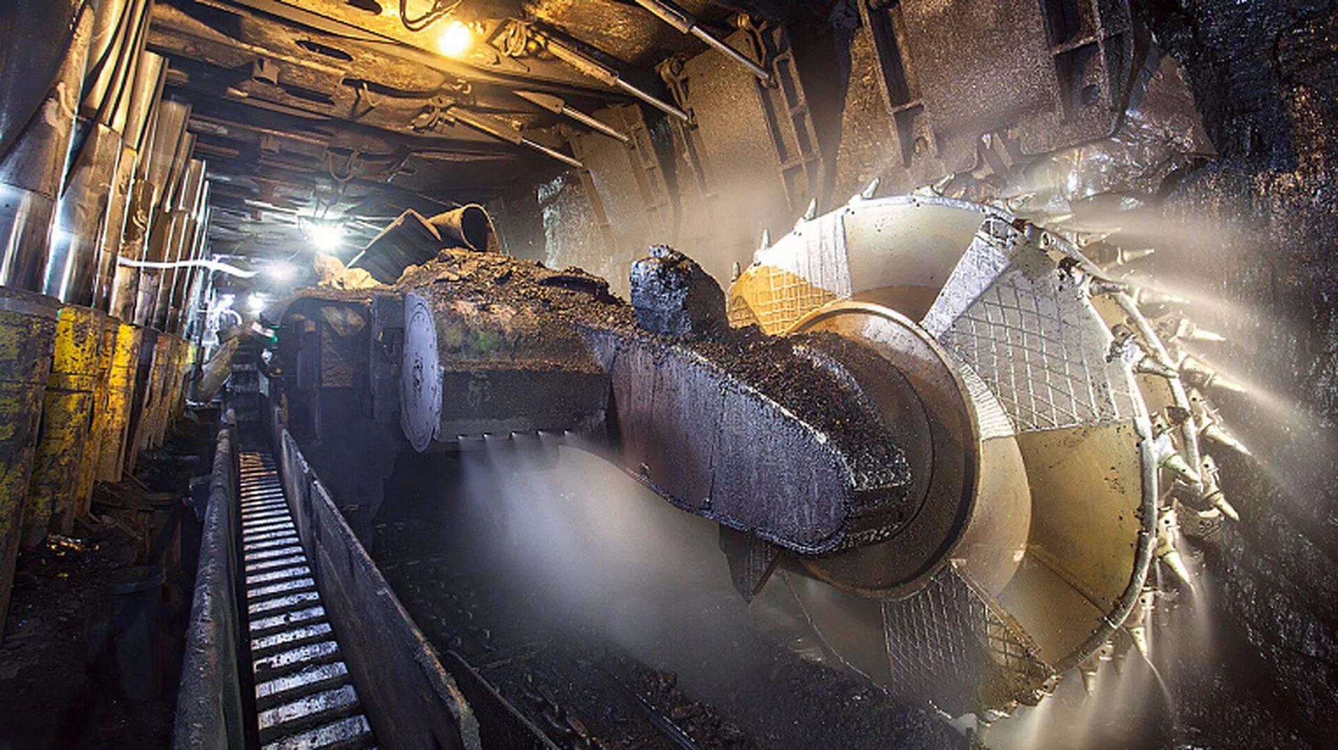 горно-обогатительные комбинаты в белгороде. скребковый конвейер ср-70 в шахте. добыча железной руды. рудник мурунтау экскаваторы. золото сухой лог рудник.