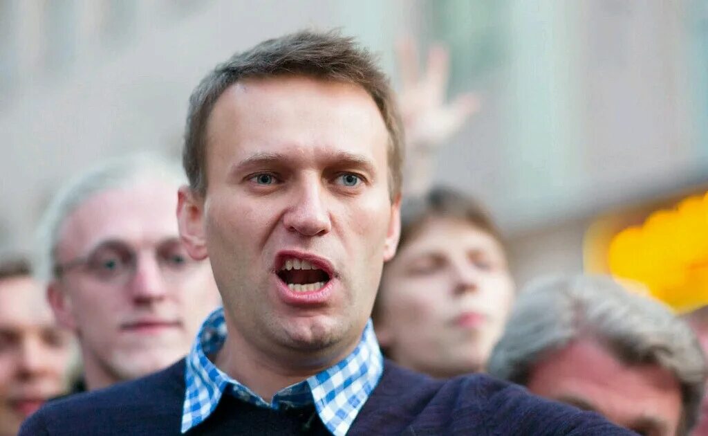 Навального жалко. Навальный улыбка. Удивленный Навальный.