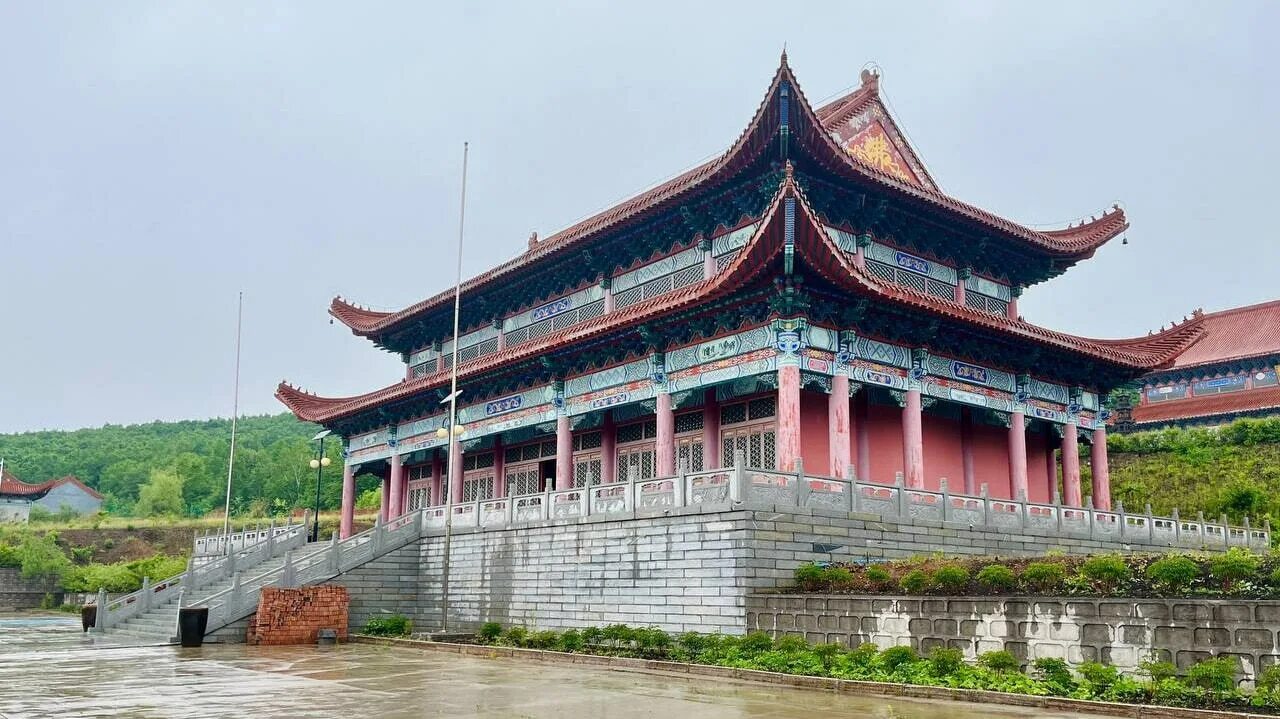 Буддистский монастырь на острове Большой Хэйхэ - Buddhist Temple
