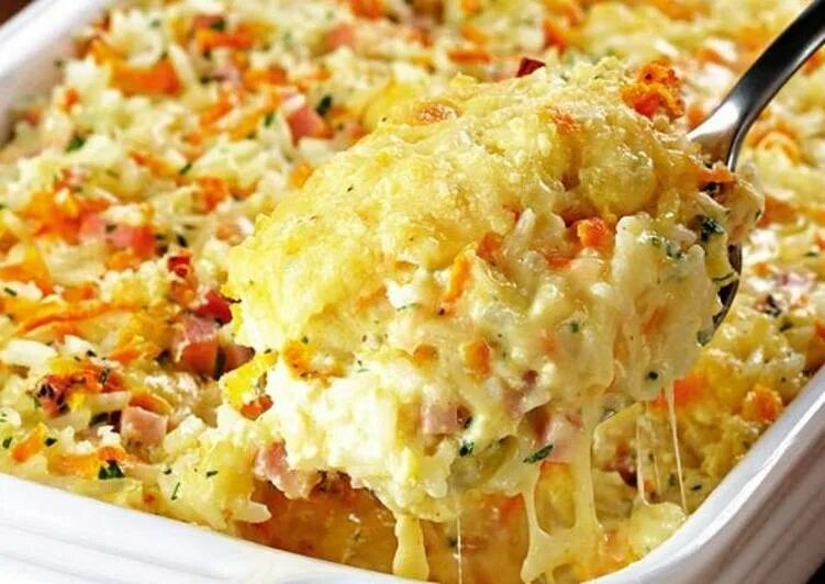 Макаронная запеканка магги. Запеканка из макарон с колбасой и сыром. Макаронная запеканка с сыром и сосисками в духовке. Макаронная запеканка с ветчиной. Запеканка макароны с сосисками и сыром в духовке.