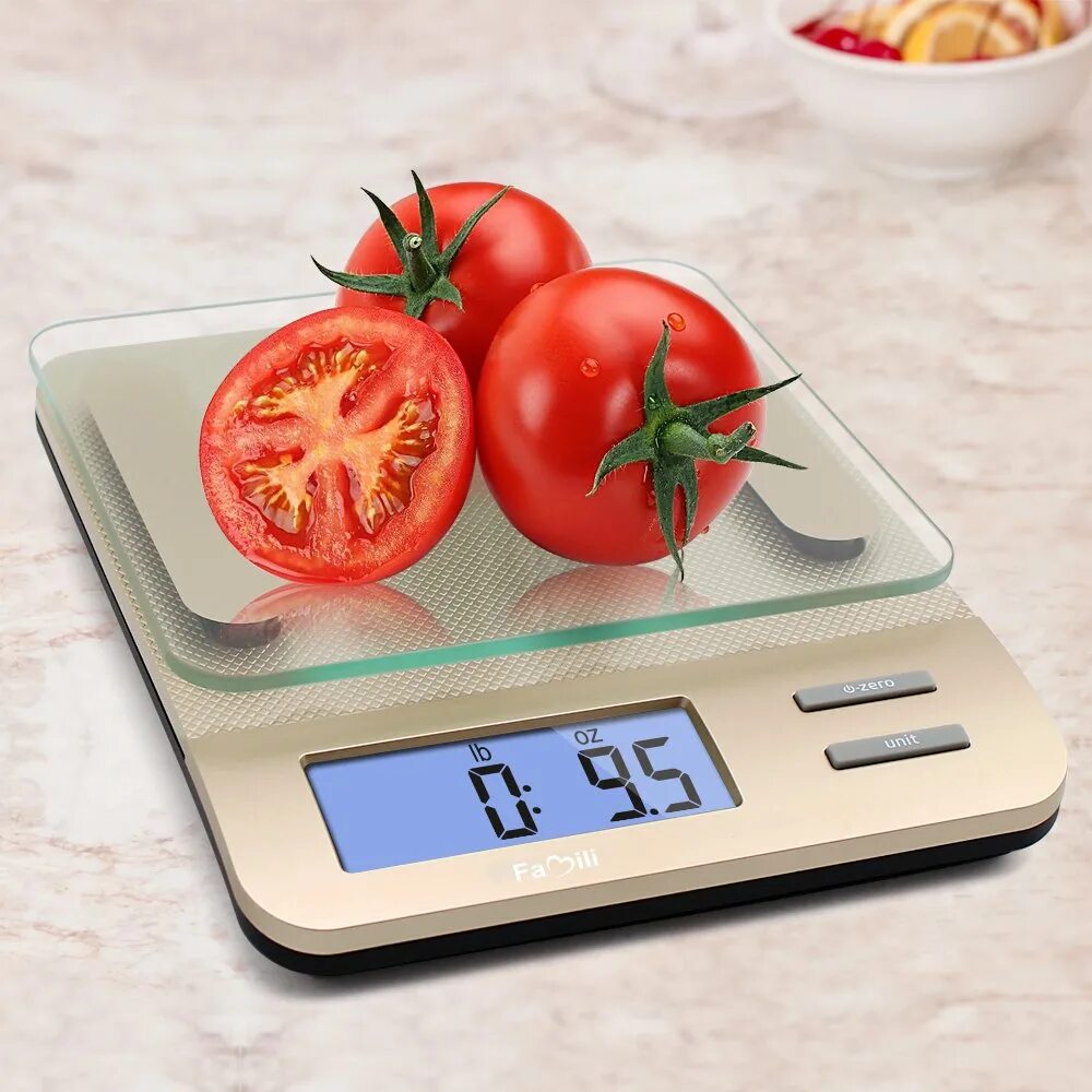 Взвешивание продуктов. Весы для взвешивания фруктов и овощей. Кухонные весы с едой. Взвешивание продуктов на весах. Весы показывают 10 грамм
