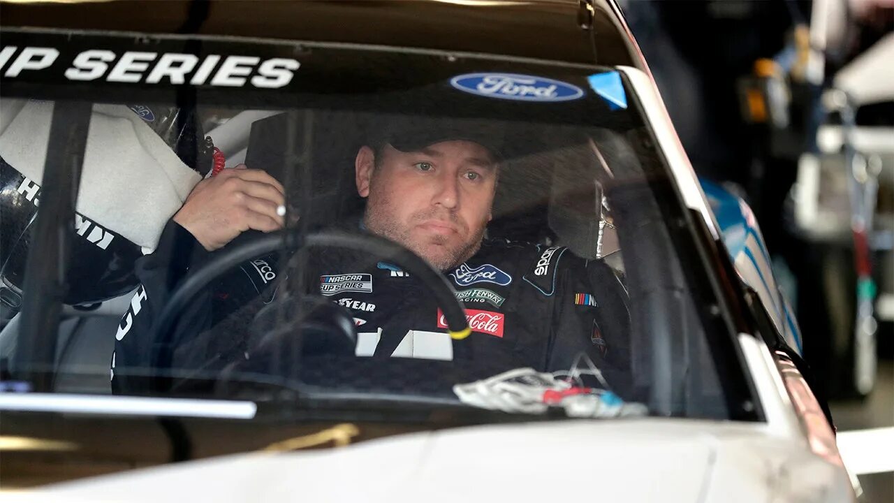 Look that car over there crash. Ryan Newman NASCAR. Райан Ньюман гонщик. Ryan Newman NASCAR crash Daytona 500 выжил?. Раян Ньюман участвует в Наскаре 2022.
