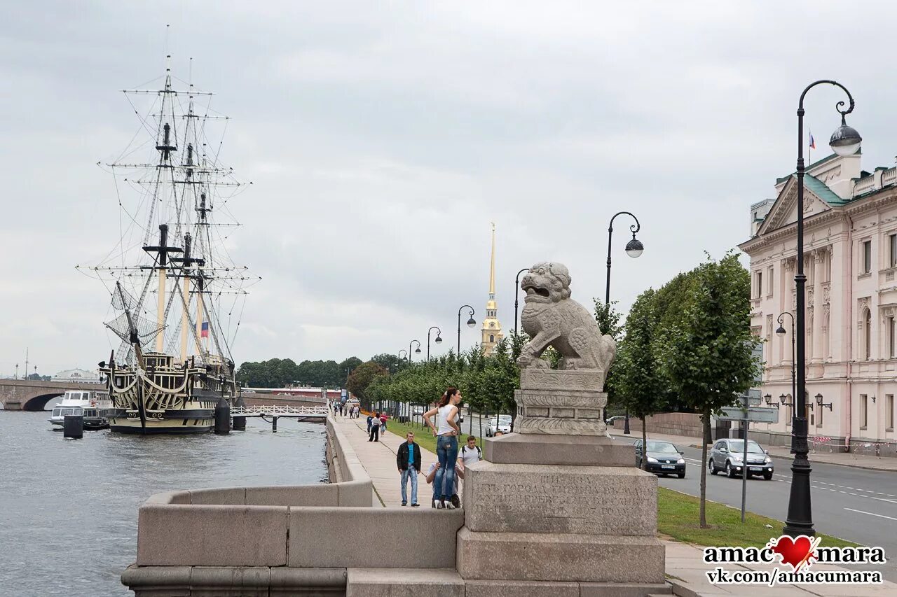 Санкт петербург путь петра. Петровская набережная Санкт-Петербург. Питер Петровская набережная. Петровская набережная памятники. Первая улица Петербурга Петровская набережная.