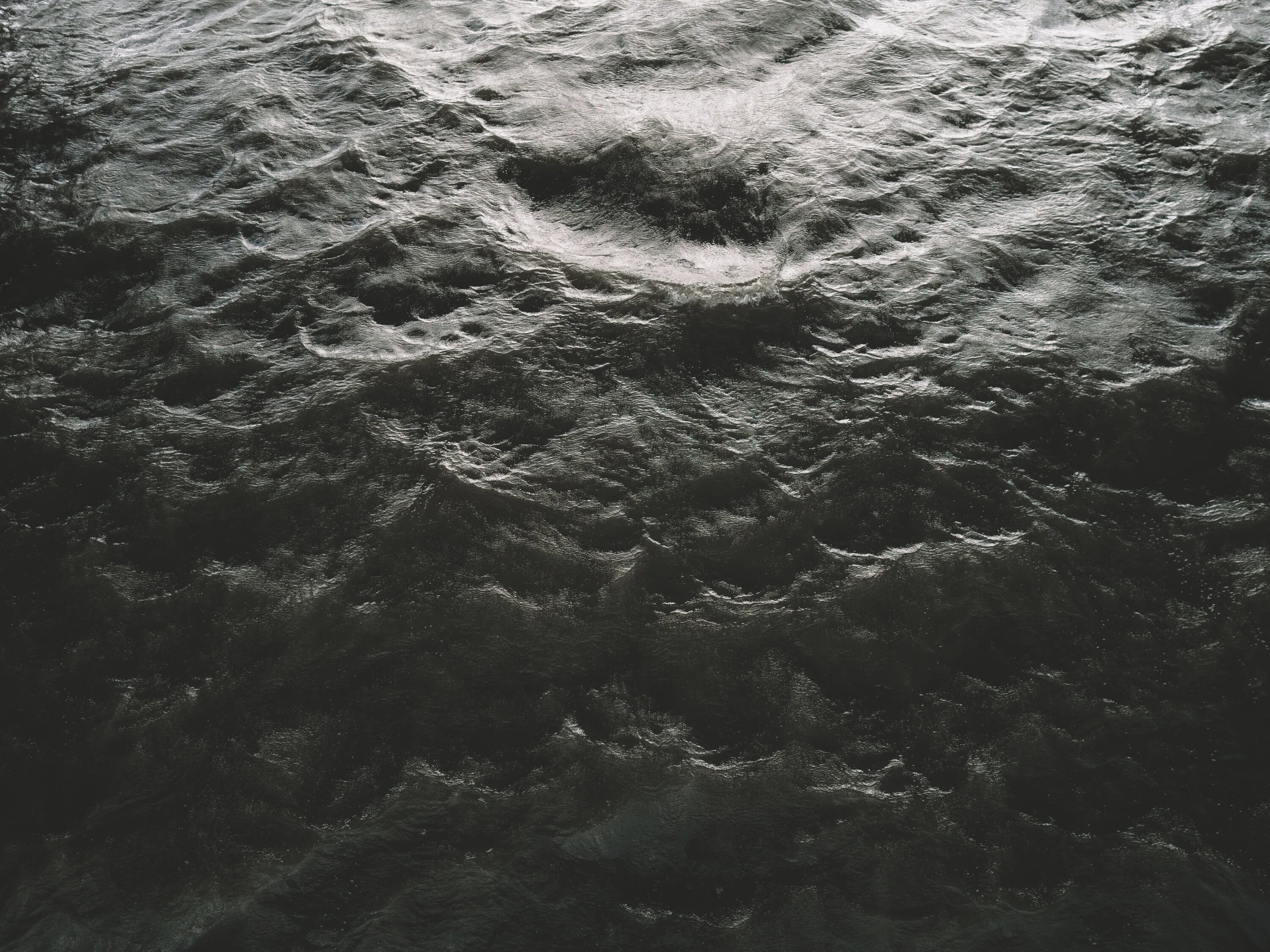 Фото черной воды. Черная вода. Темные воды. Текстура воды. Река с черной водой.