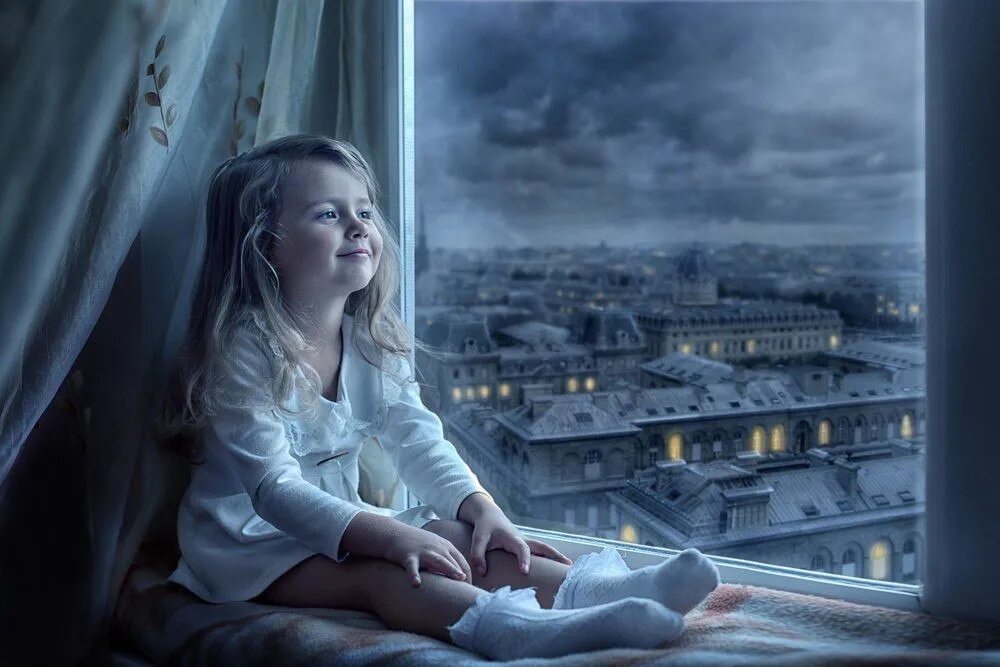Девочка на подоконнике. Девочка сидит у окна. Маленькая девочка у окна. Хочется вернуться в детство. Ежик научился дышать попой