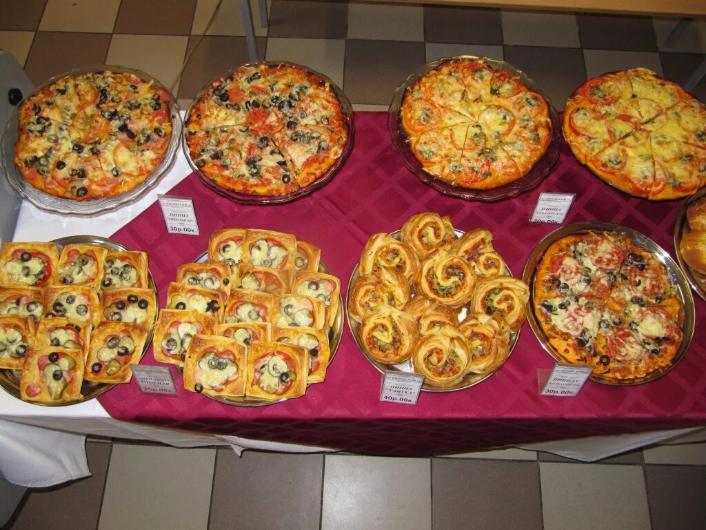 Пицца на детский праздник. Стол на день рождения пицца. Праздничный стол с пиццей. Праздничный стол с пиццей. Сервировка стола в пиццерии.