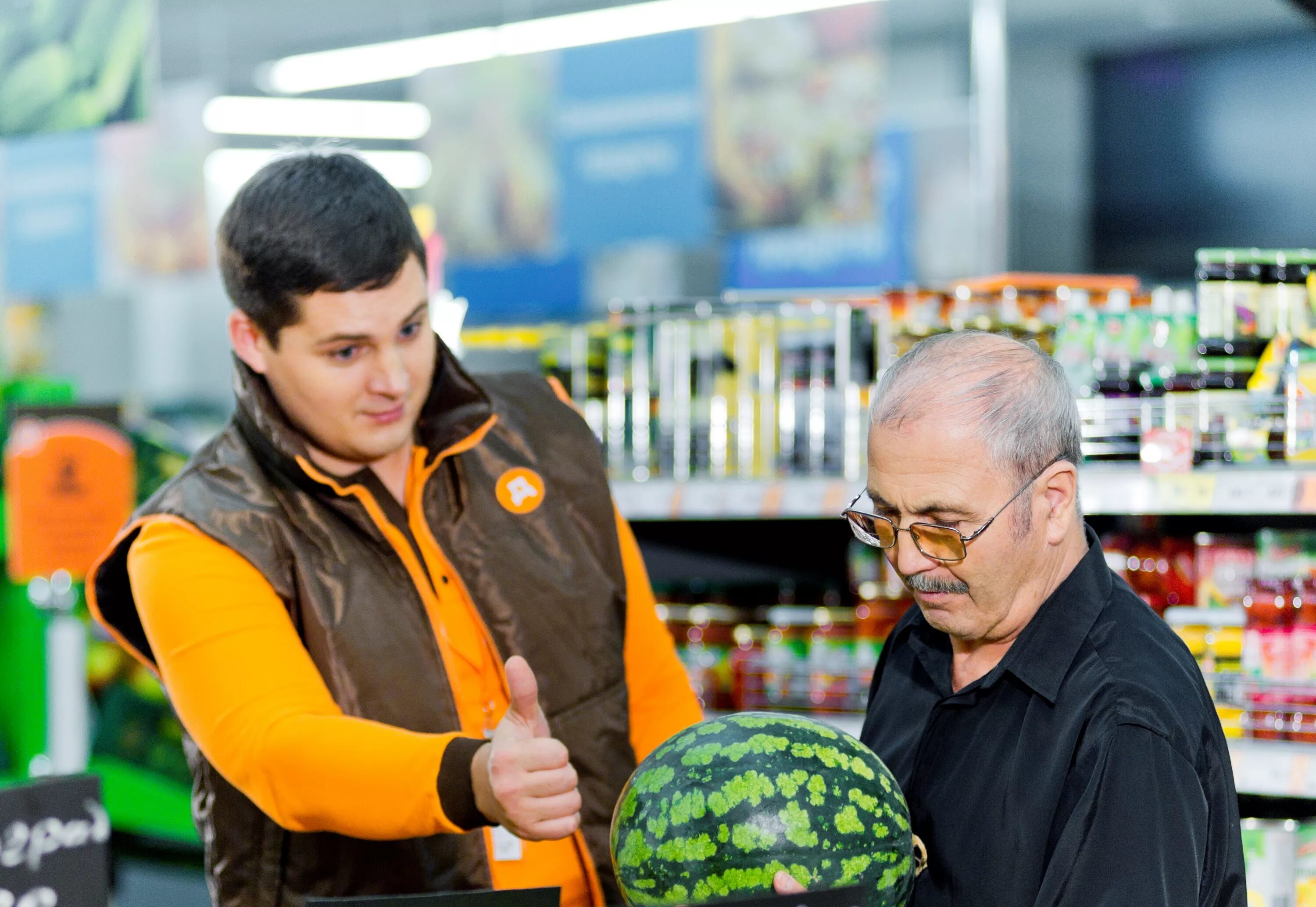 Дикси продавец. Форма работников Дикси. Дикси сотрудники. Сотрудники магазина Дикси.