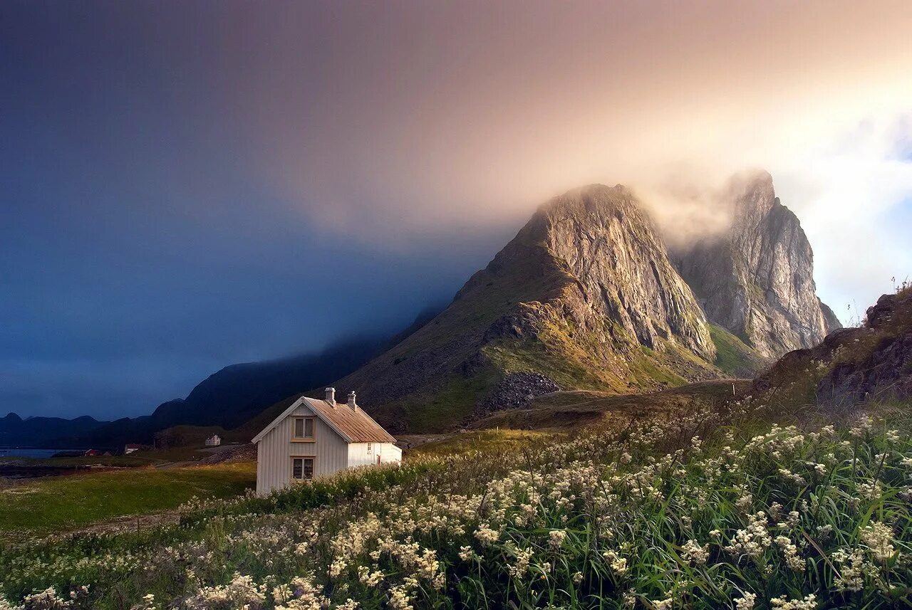 Райская долина телемарк норвегия. Домик интроверта исландия. Швейцария уединенный домик. Тихое место в горах. Лаго ди брайес италия.
