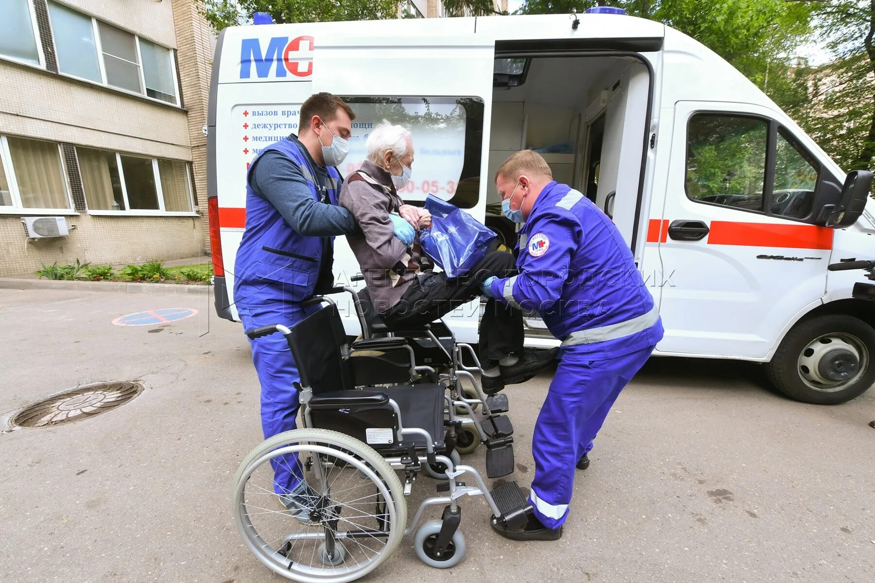 Перевозка лежачих больных в москве из больницы. Транспортировка лежачих больных. Перевозчик лежачих больных. Транспортировка больных платная. Служба перевозки больных.