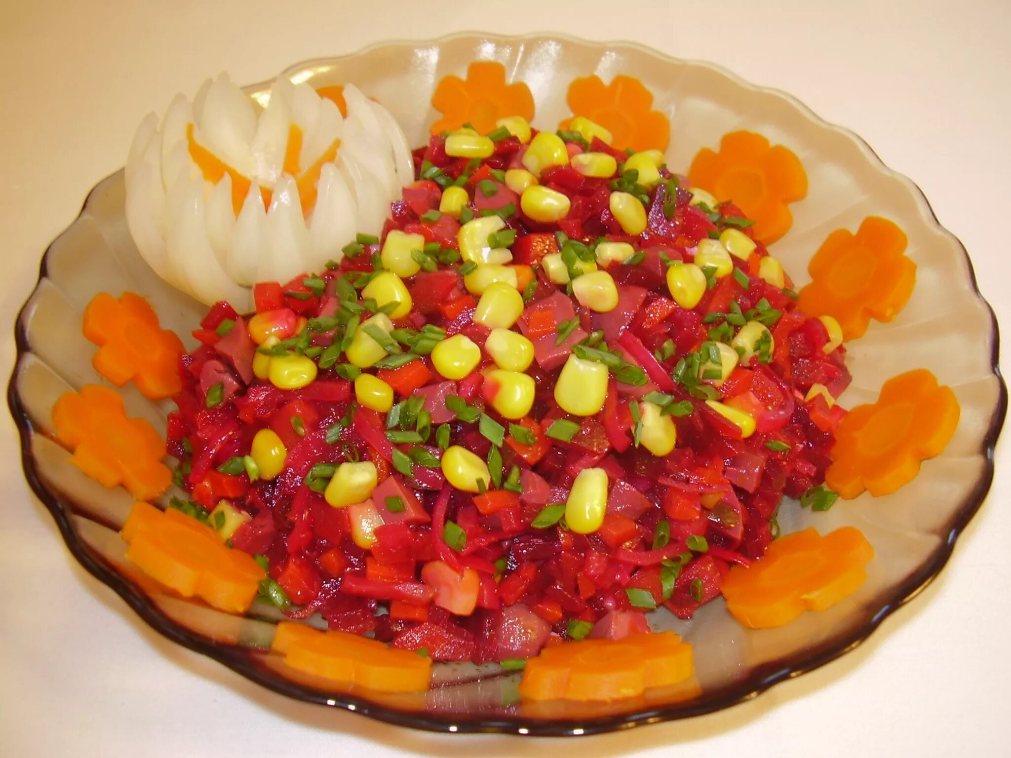 Салат выручалочка с огурцом. Салат минутка фото. Рецепт салата бюджетный вариант. Рецепт салата бюджетный вариант. Салаты на скорую руку.