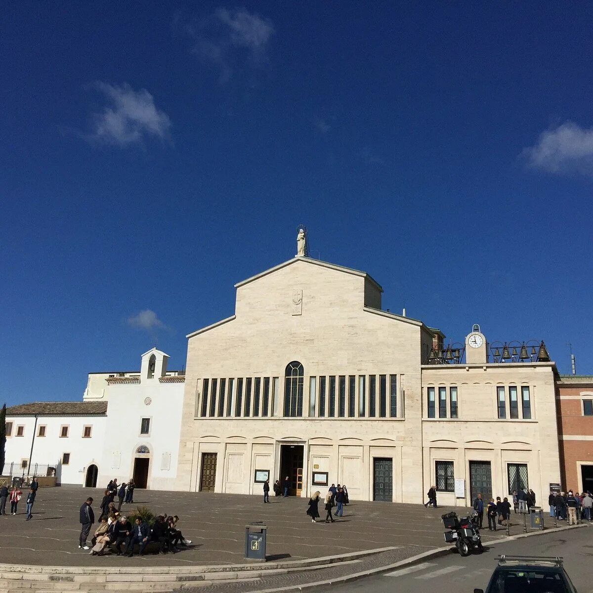 San giovanni. Сан-Джованни-Ротондо. Сан Джованни Ротондо Италия. Паломническая Церковь Падре Пио в Сан-Джованни-Ротондо, Италия. Достопримечательности город Сан-Джованни-Ротондо.