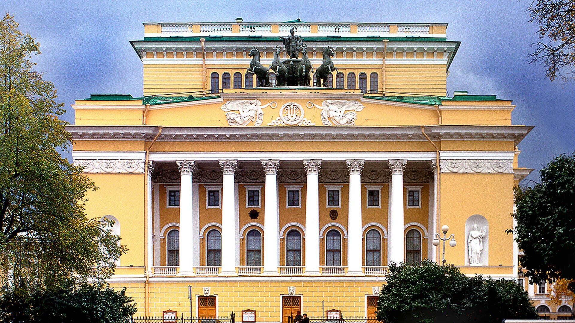 Основная сцена александринского театра санкт-петербург. Александринский театр санкт-петербург сцена. Александрийский театр сцена. Александрийский театр в санкт-петербурге. Александрийский театр сцена.