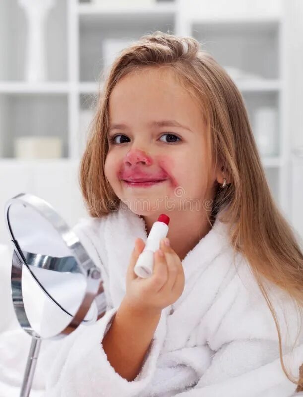 Подросток красится. Ребенок красит губы. Baby make up. Маленькая девочка и помада. Девочка красится.
