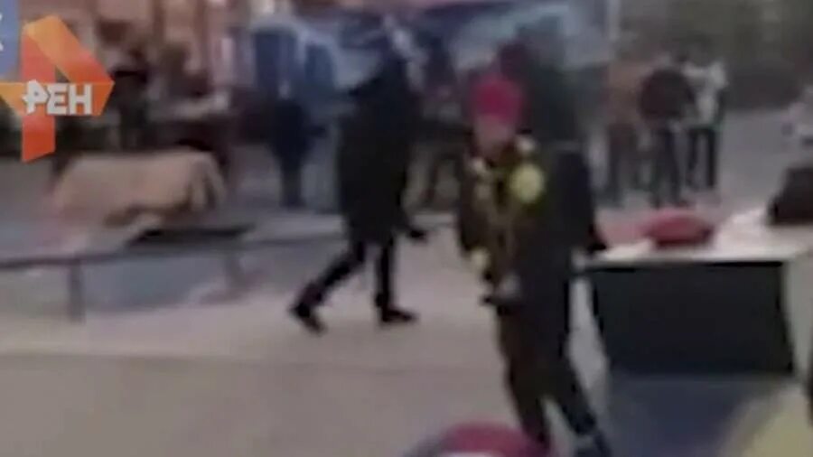 сын выбросил мать из окна. в екатеринбурге мужчина выкинул ребенка. девочку выбросили из окна. в тюмени трагедия выпал из окна ребенок 07. выкинул ребенка с пятого этажа.