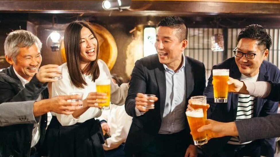 Drink japanese wife. Японская пьянка. Алкоголь в Японии. Японец тост.