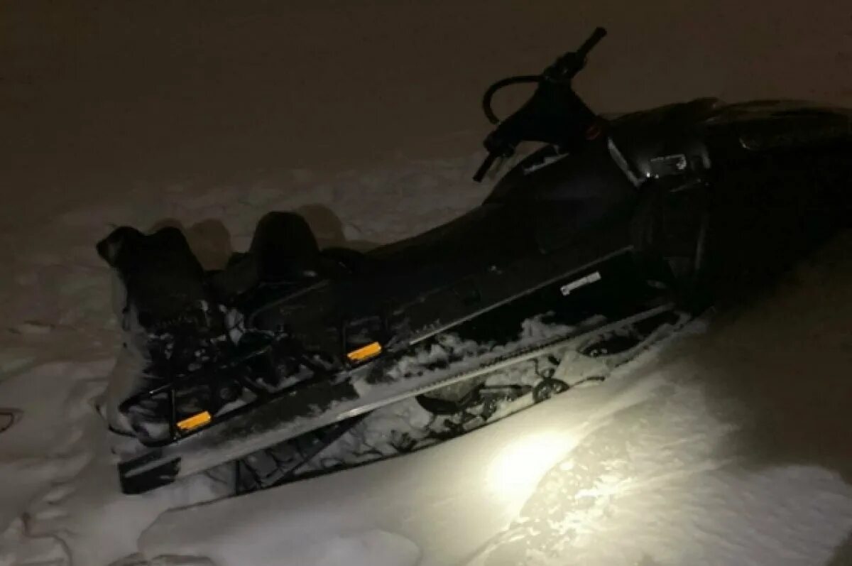 Снегоход перевернулся. Снегоход перевернулся. Разбитый снегоход брп. Перевернутый буран. Перевернутый снегоход.