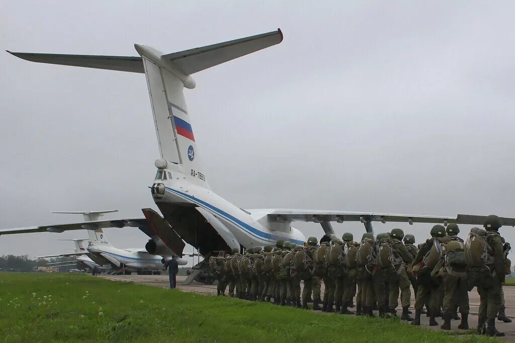 Ил 76 десант. Ил 76 ВДВ. Ил 76 с десантниками. Ил 76 десант ВДВ. Военно транспортные войска