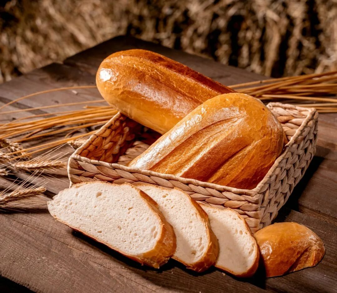 Белый хлеб получают из. Батон хлеба. Батон подмосковный. Батон белого хлеба. Хлеб подмосковный.
