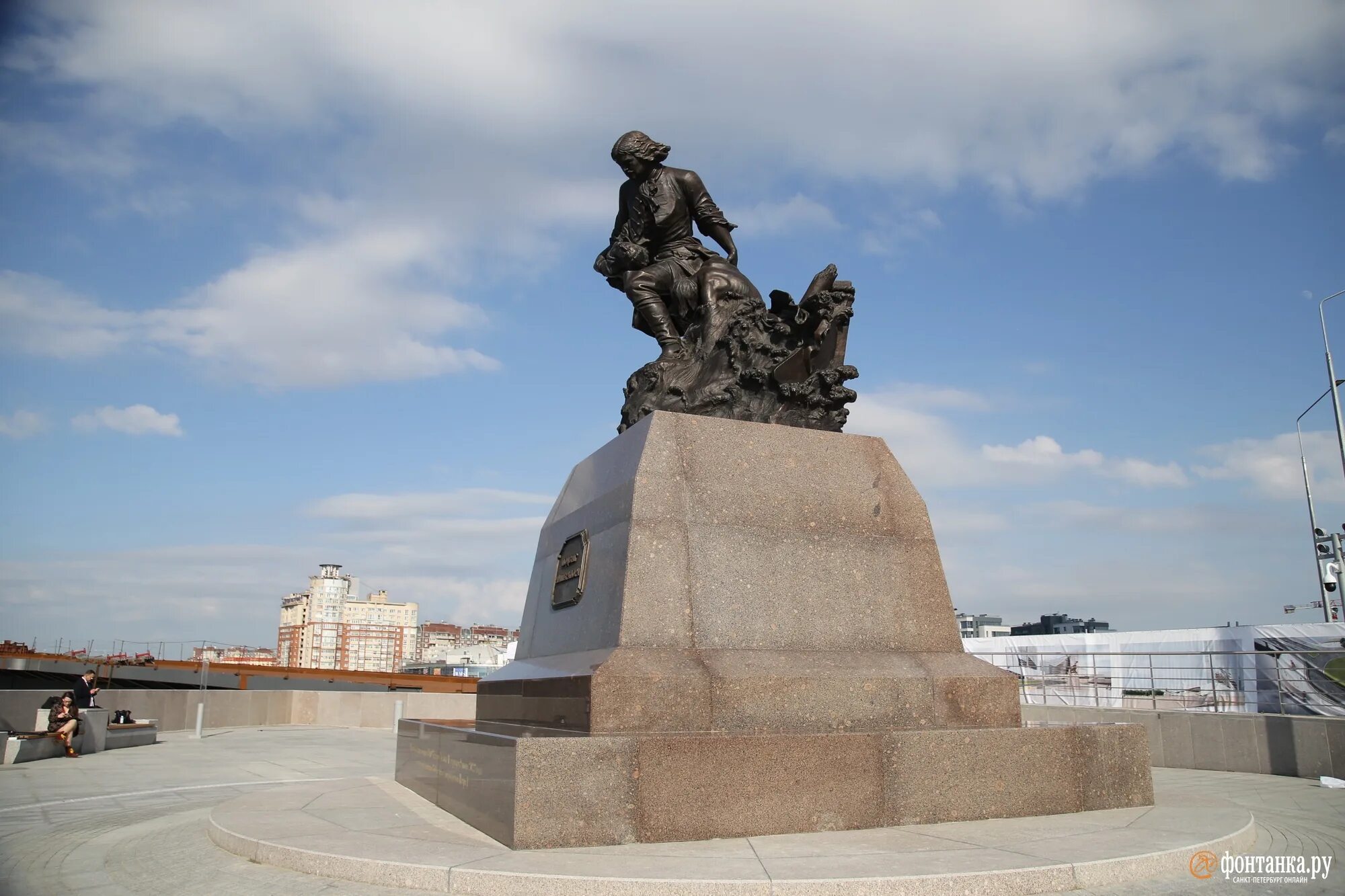 Памятник Петру 1 у Лахта центра. Памятник Петру первому у Лахта центра в Санкт-Петербурге. Новый памятник Петру 1 в Санкт-Петербурге в Лахте.