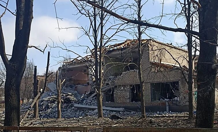 Дом в краматорске капсула. Обстрел вокзала в краматорске. школа в краматорска бомбовый удар. краматорск сейчас.