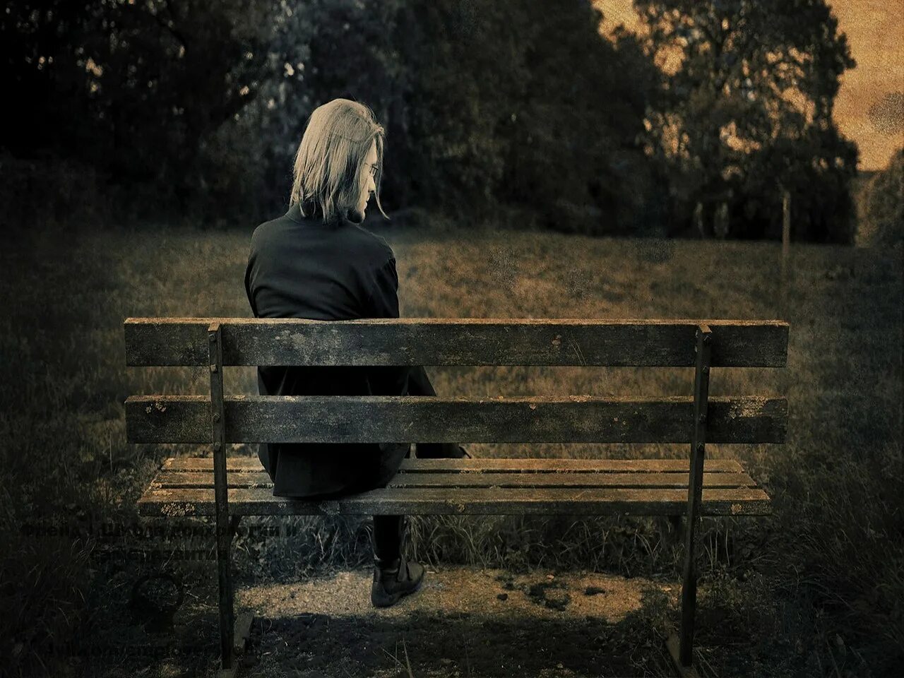 Просто грусть. Это одиночество. Одинокая женщина на скамейке. Одинокий человек. Одинокий человек на скамейке.