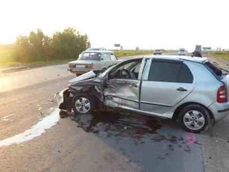 битая лада калина 1. битая ваз 2114 серебристая. битый автомобиль чери тигго. битые авто чувашии. битая ваз 2115 серебристая.