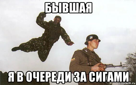 Спецназовец прыгает на солдата Мем. Мем прыгающий спецназовец. Мемы про спецназ. Прыгающий солдат Мем.