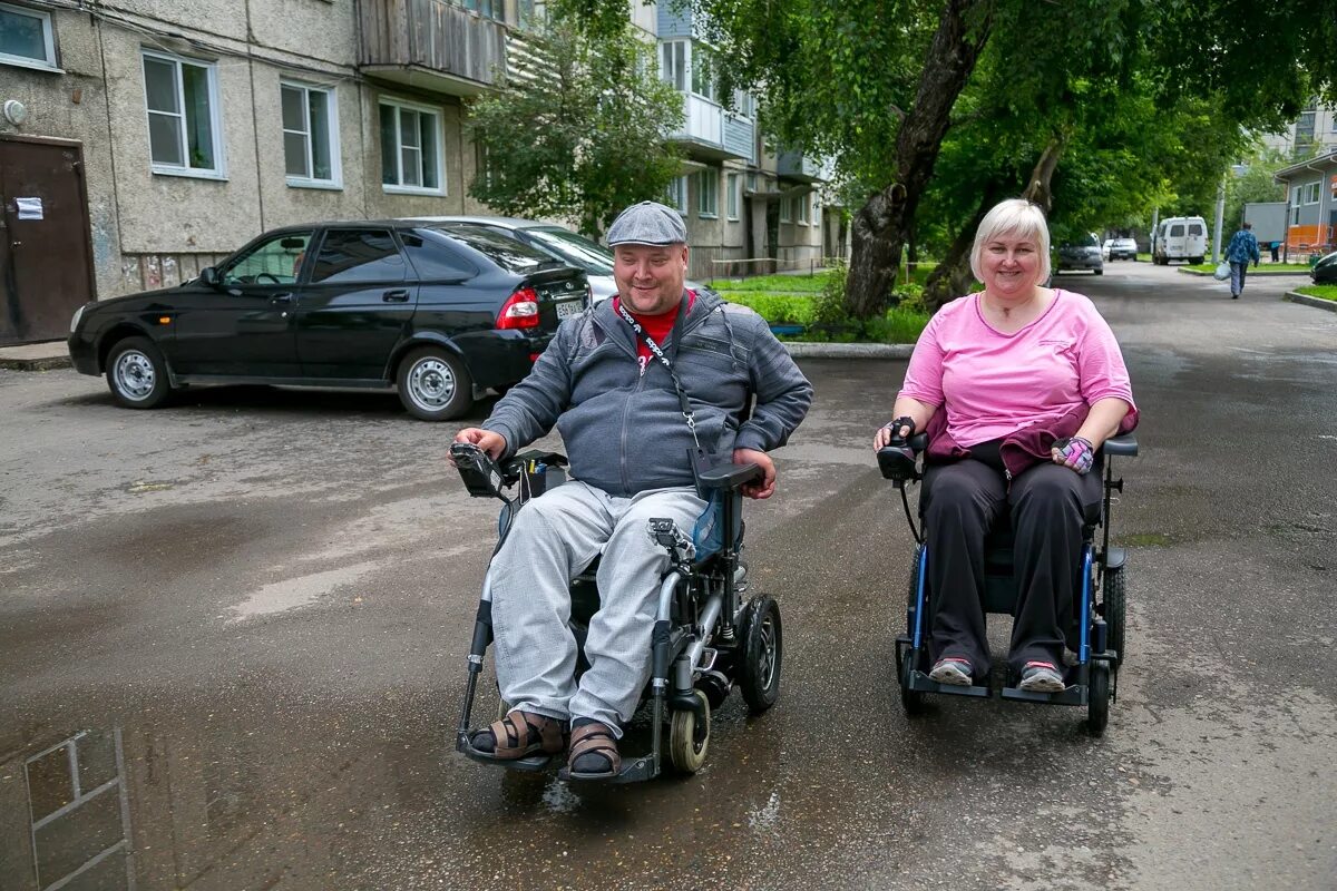 Живу с 2 инвалидами. Два инвалида. Пожилые люди колясочники. Два колясочника. Прогулка с инвалидом колясочником.