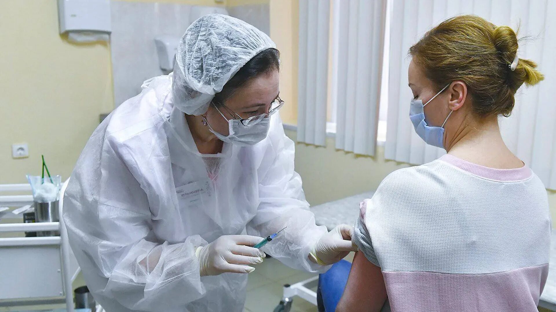 Прививочная кампания от гриппа. Вакцинация от коронавируса в Москве. Прививка от коронавируса в Москве. Масочный режим.