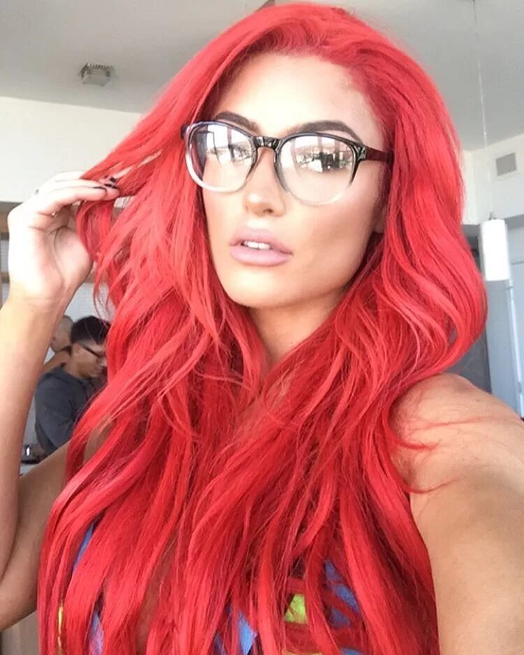 Eva Marie. Девушки с красными волосами длинными и в очках. Прозрачные очки с вишневыми волосами.