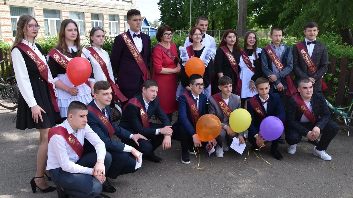 Выпускной в школе 2020. Поздравления ко дню встречи выпускников школы. Выпускники родной школе. Выпускники родной школе. Сенатор в классе это.
