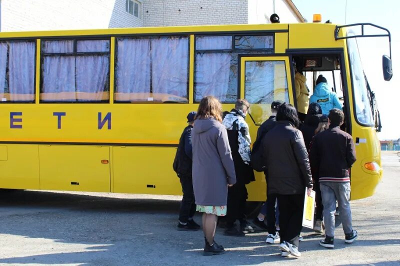 Жуткий автобус школьный. Школьный автобус. школьная маршрутка. автобус тюмень. пассажиры автобуса за безопасность в поездке.