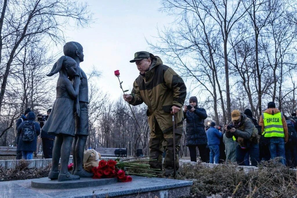 Памятник детям донбасса. Памятник мальчику Донбасс. Памятник детям войны. Памятник детям Донбасса детям войны.