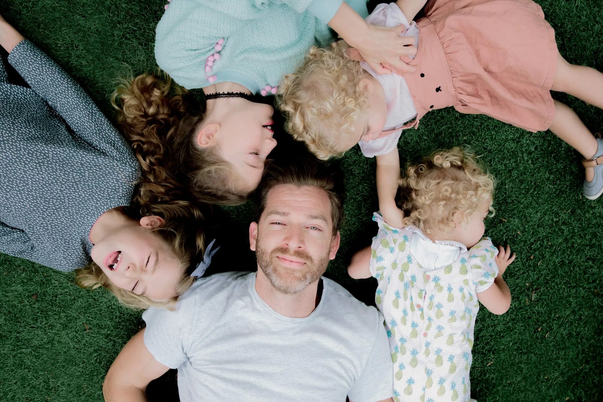 Саймон Хупер father of daughters. Многодетный папа с детьми. Папа и много детей. Отец и четверо детей. Отец четырех дочерей