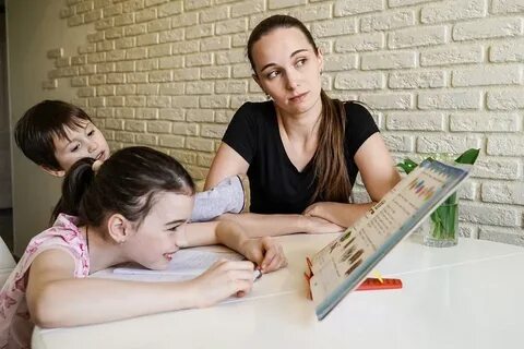 Женщины дают школьникам